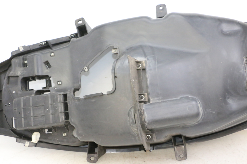 photo de KUFER POD SIEDZENIEM PIAGGIO MP3 500 (2014 - 2017) - Punkty mocowania