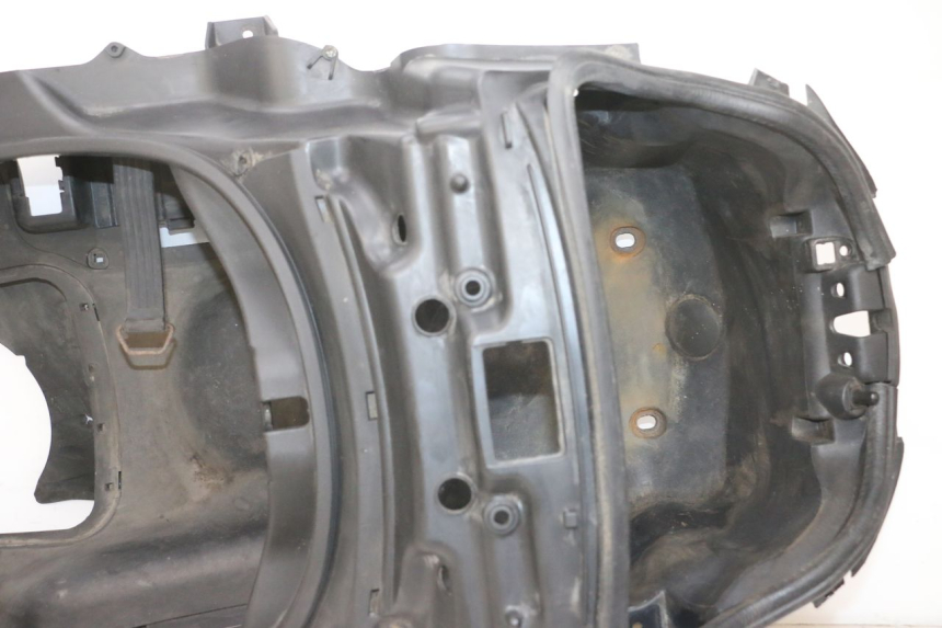 photo de KUFER POD SIEDZENIEM PIAGGIO MP3 RL 250 (2006 - 2010) - Zbliżenie techniczne