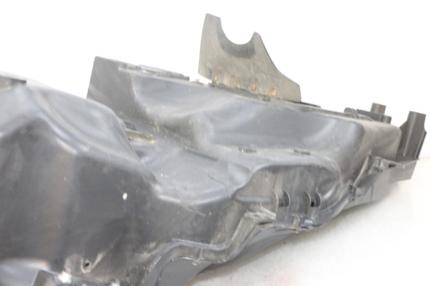 photo de KUFER POD SIEDZENIEM PIAGGIO MP3 RL 250 (2006 - 2010) - Zoom stanu zużycia