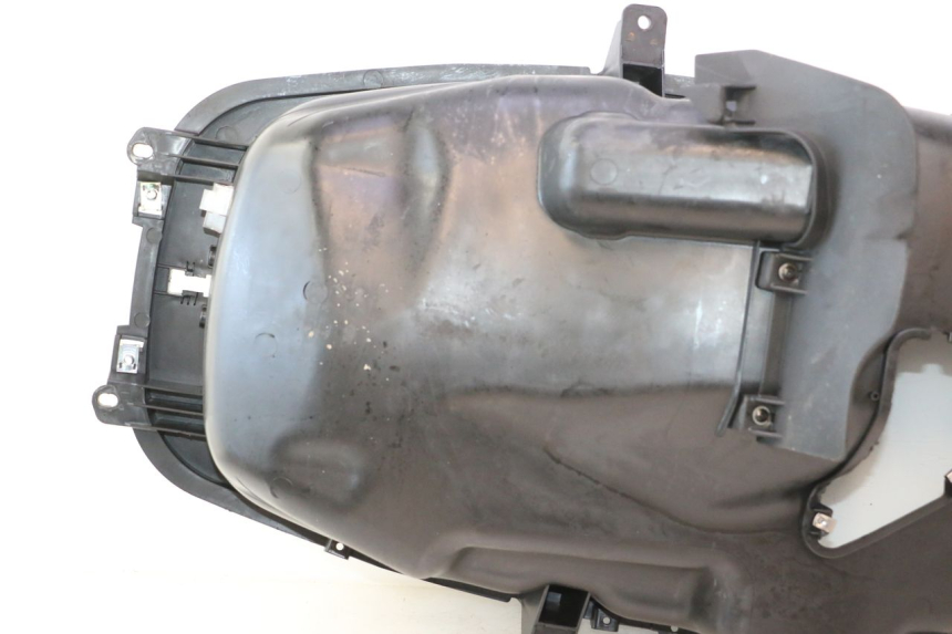 photo de KUFER POD SIEDZENIEM PIAGGIO MP3 500 (2016 - 2018) - Zbliżenie techniczne