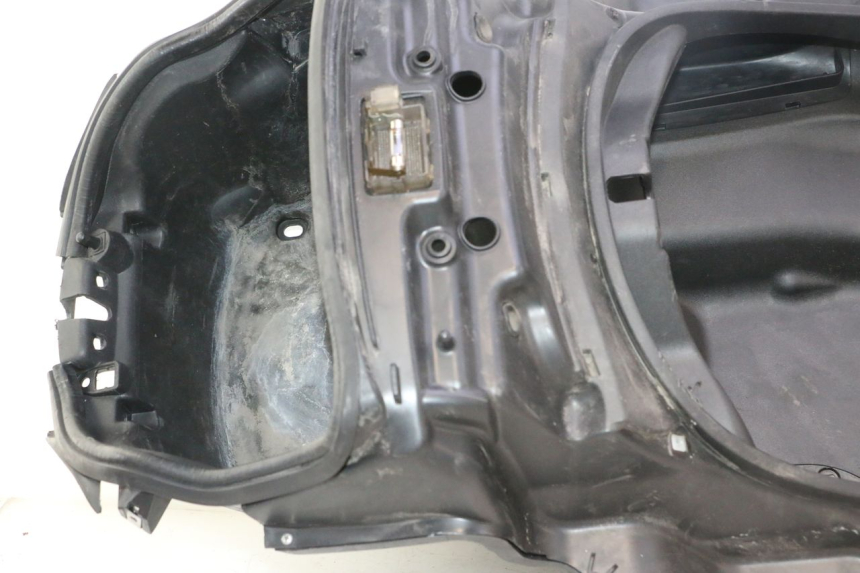 photo de KUFER POD SIEDZENIEM PIAGGIO MP3 500 (2011 - 2015) - Zbliżenie komponentów