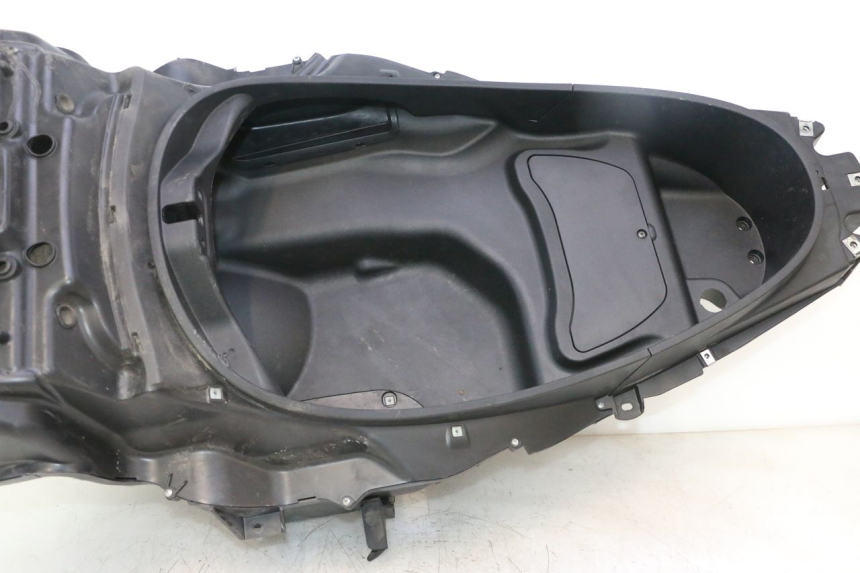 photo de KUFER POD SIEDZENIEM PIAGGIO MP3 500 (2011 - 2015) - Widok z bliska