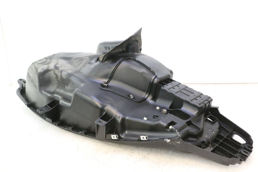 photo de KUFER POD SIEDZENIEM PIAGGIO MP3 500 (2016 - 2018) - Widok z bliska