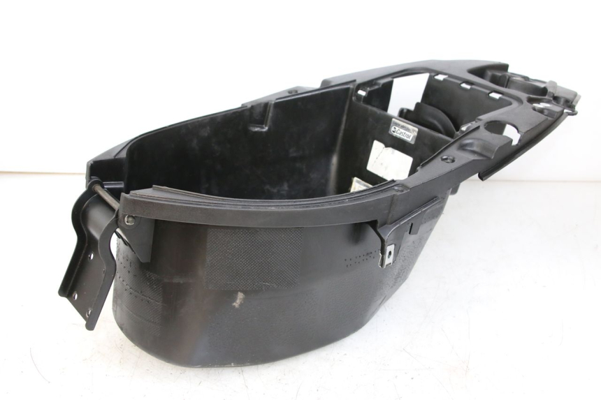 photo de KUFER POD SIEDZENIEM PIAGGIO NEW TYPHOON 50 (2018 - 2021) - Zbliżenie techniczne