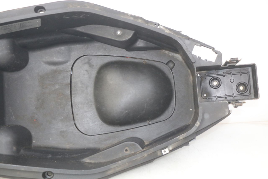 photo de KUFER POD SIEDZENIEM GILERA NEXUS 125 (2007 - 2009) - Zbliżenie komponentów