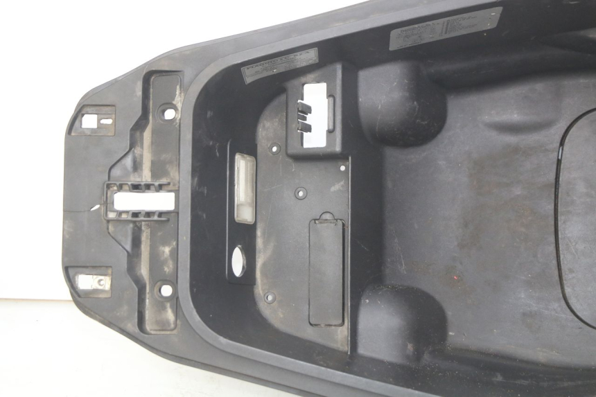 photo de KUFER POD SIEDZENIEM GILERA NEXUS 125 (2007 - 2009) - Widok z bliska