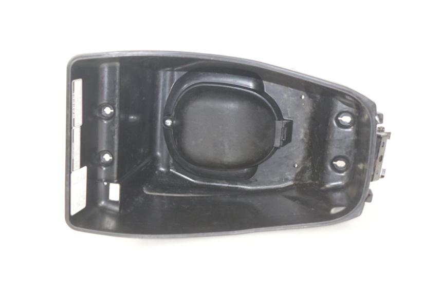 photo de KUFER POD SIEDZENIEM SYM ORBIT 2 50 (2008 - 2014) - Zbliżenie techniczne