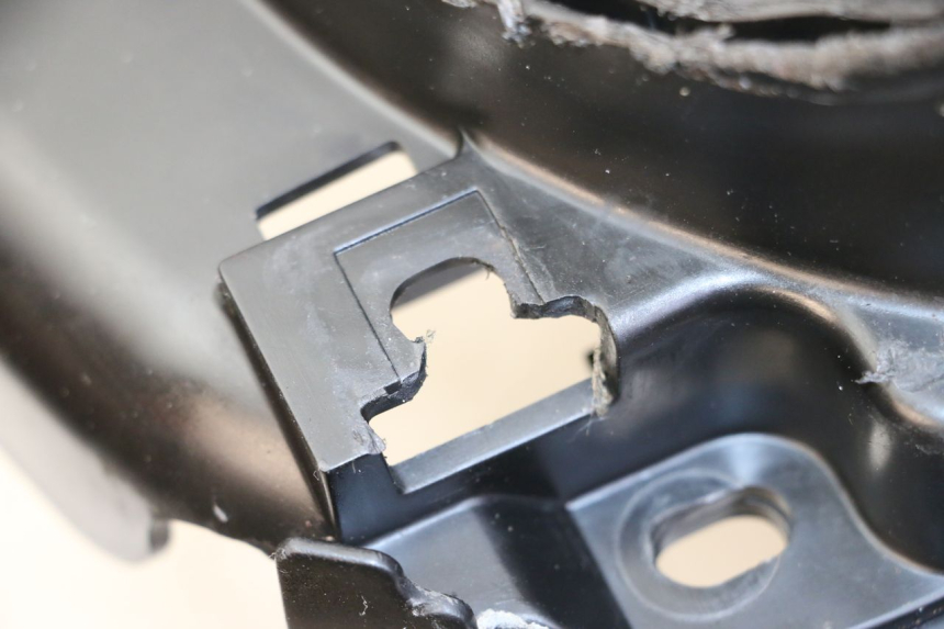 photo de KUFER POD SIEDZENIEM PEUGEOT SATELIS 125 (2013 - 2018) - Szczegół części