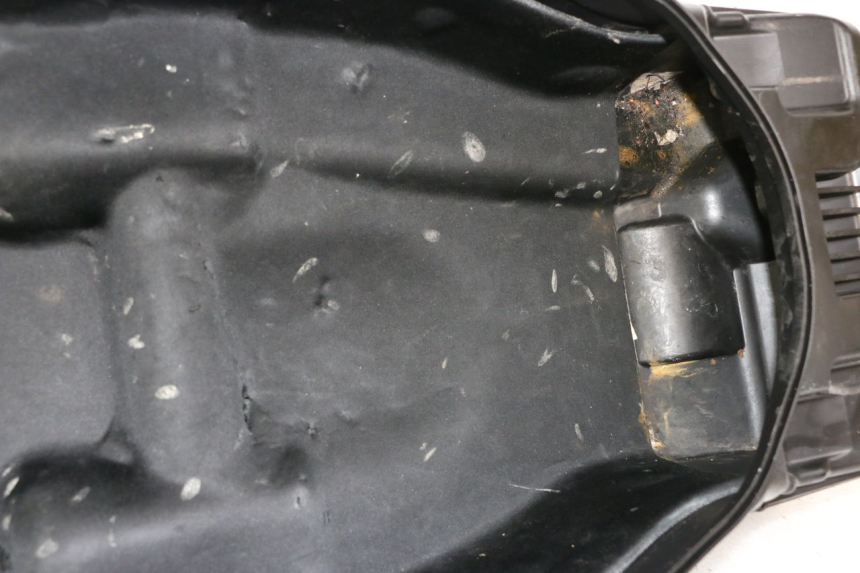 photo de KUFER POD SIEDZENIEM PEUGEOT SATELIS 125 (2013 - 2018) - Oznaczenia i referencje