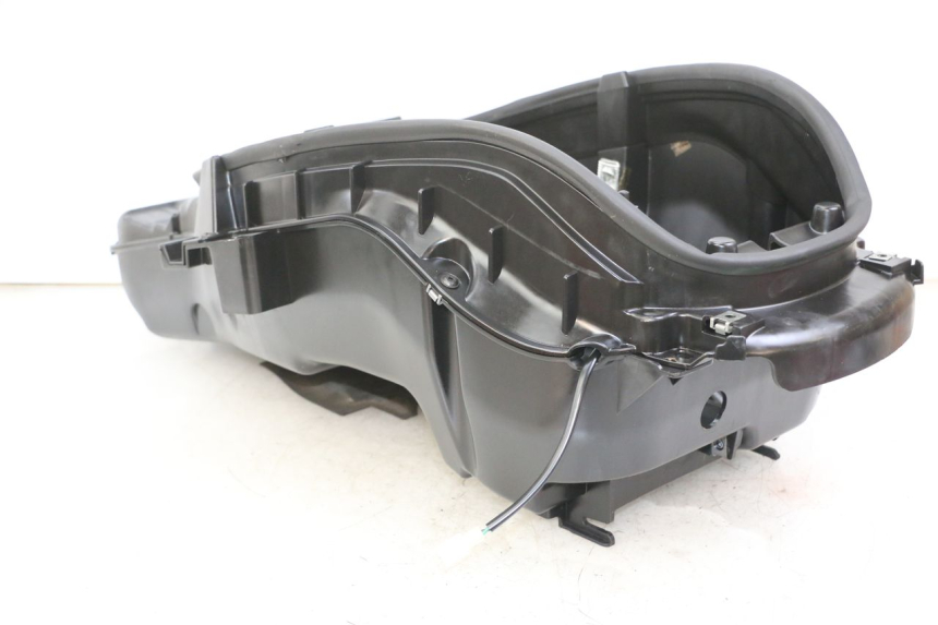 photo de KUFER POD SIEDZENIEM PEUGEOT SATELIS 125 (2013 - 2018) - Zbliżenie techniczne