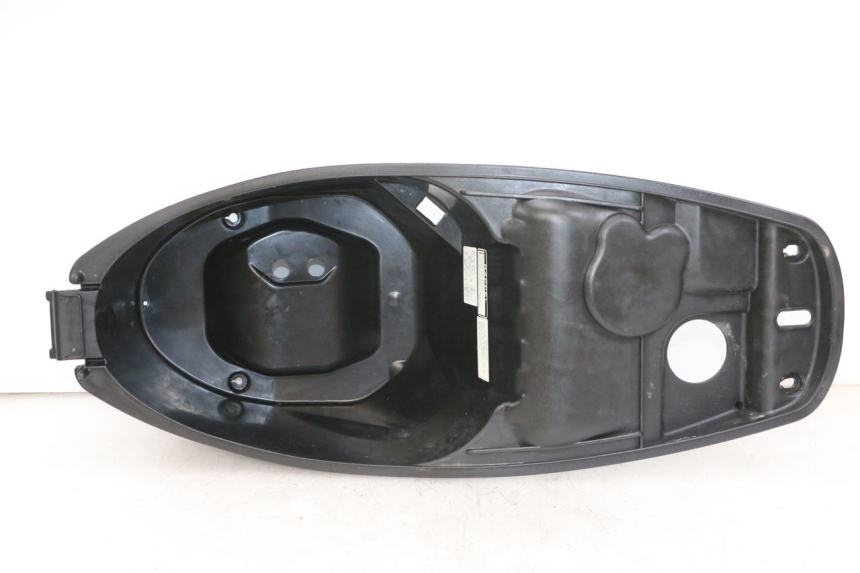 photo de KUFER POD SIEDZENIEM PEUGEOT TWEET 4T 50 (2014 - 2019) - Zbliżenie techniczne