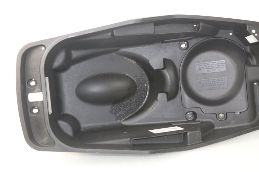 photo de KUFER POD SIEDZENIEM DAELIM S3 125 (2010 - 2017) - Zbliżenie techniczne