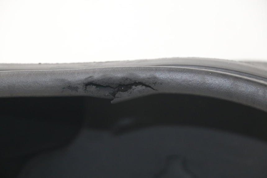 photo de KUFER POD SIEDZENIEM JM MOTORS SANTANA 50 (2014 - 2023) - Zoom stanu zużycia