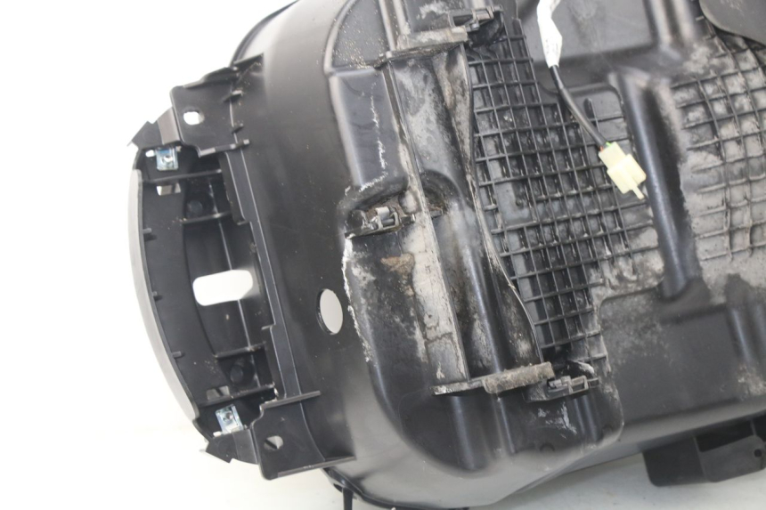 photo de KUFER POD SIEDZENIEM PEUGEOT SATELIS 300 (2012 - 2015) - Szczegół części