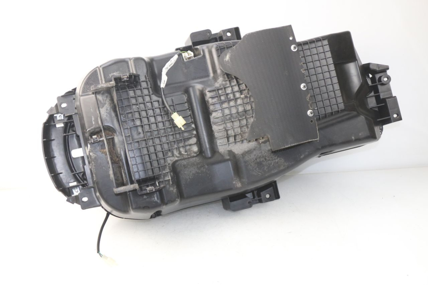 photo de KUFER POD SIEDZENIEM PEUGEOT SATELIS 300 (2012 - 2015) - Zoom stanu zużycia