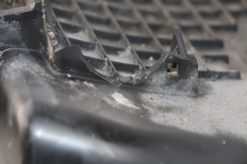 photo de KUFER POD SIEDZENIEM PEUGEOT SATELIS 500 (2007 - 2013) - Zoom stanu zużycia