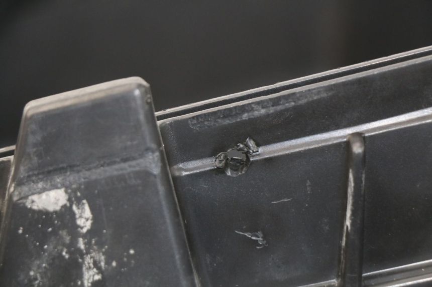 photo de KUFER POD SIEDZENIEM PEUGEOT SATELIS 500 (2007 - 2013) - Stan powierzchni