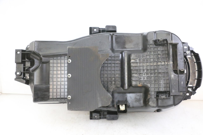 photo de KUFER POD SIEDZENIEM PEUGEOT SATELIS 125 (2013 - 2018) - Zoom stanu zużycia