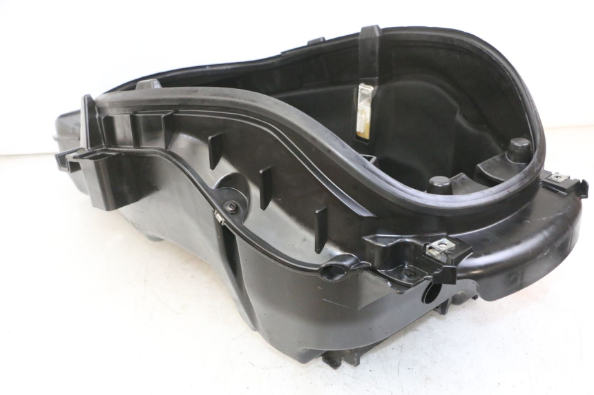 photo de KUFER POD SIEDZENIEM PEUGEOT SATELIS 125 (2013 - 2018) - Inny kąt widzenia