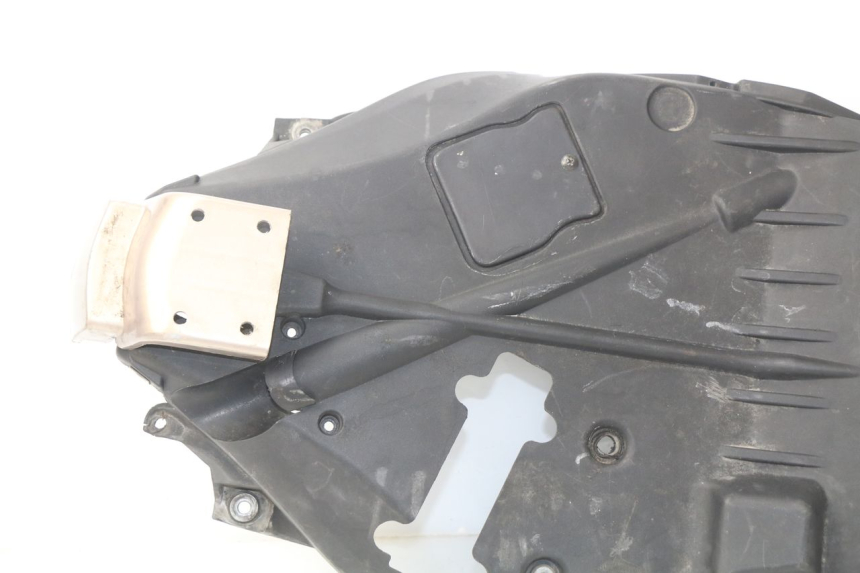 photo de KUFER POD SIEDZENIEM APRILIA SCARABEO GT 125 (1999 - 2007) - Zbliżenie techniczne