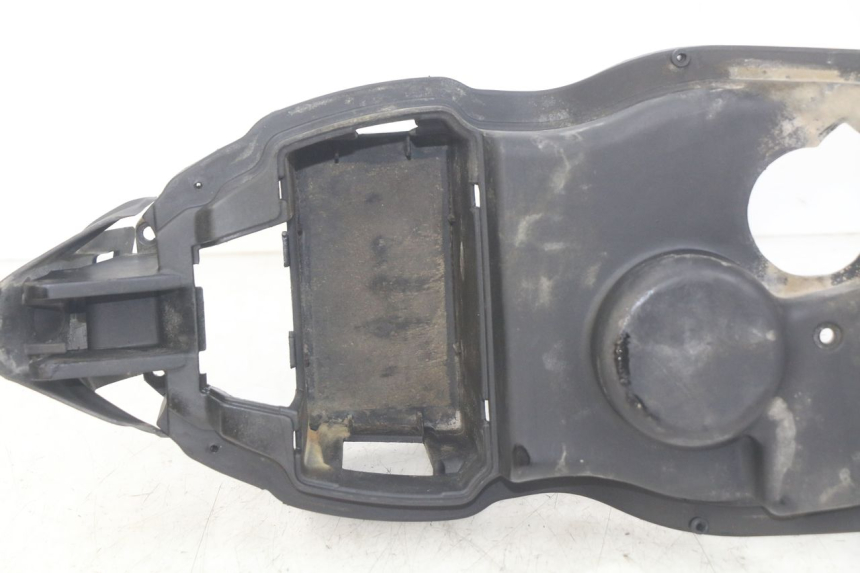 photo de KUFER POD SIEDZENIEM APRILIA SCARABEO 100 (2003 - 2012) - Zbliżenie techniczne