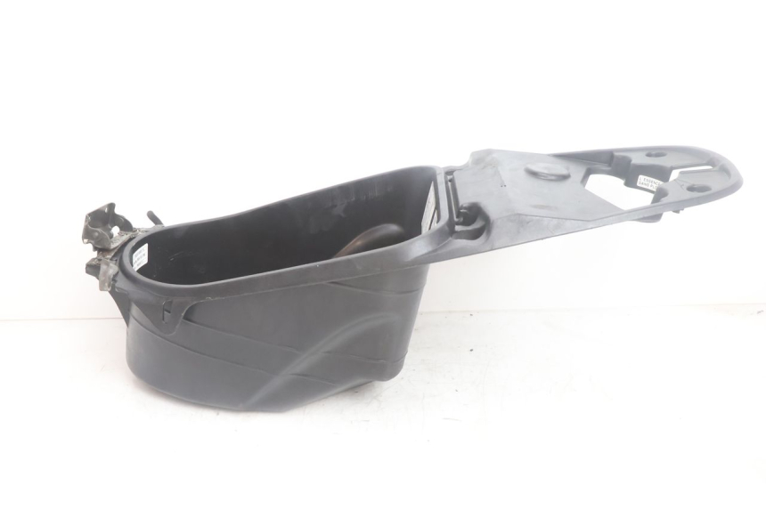 photo de KUFER POD SIEDZENIEM HONDA SCV LEAD 100 (2003 - 2007) - Zbliżenie techniczne
