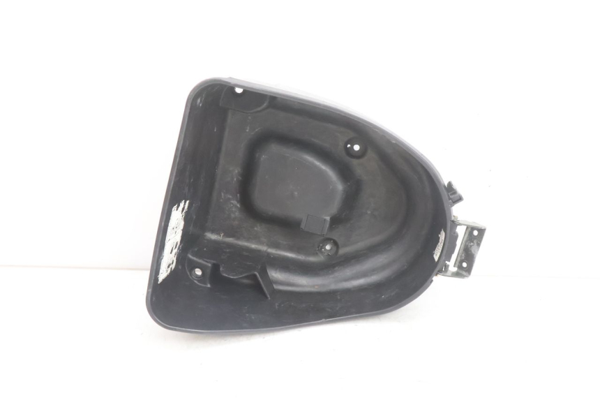 photo de KUFER POD SIEDZENIEM HONDA SH 125 (2001 - 2003) - Zbliżenie techniczne