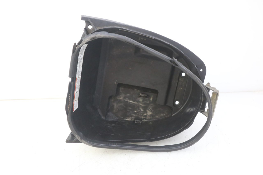 photo de KUFER POD SIEDZENIEM SUZUKI SIXTEEN 125 (2008 - 2010) - Szczegół części