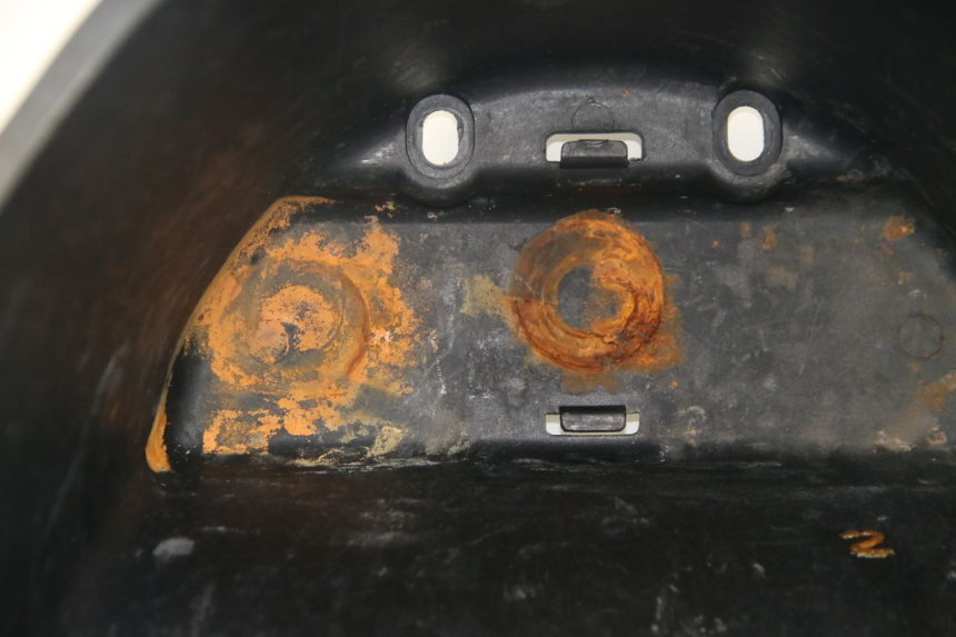 photo de KUFER POD SIEDZENIEM MBK SKYLINER 125 (1998 - 2001) - Stan powierzchni