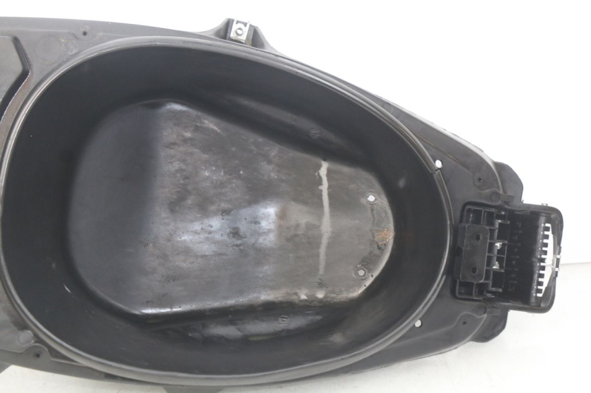 photo de KUFER POD SIEDZENIEM APRILIA SR LC 50 (1997 - 2004) - Oznaczenia i referencje