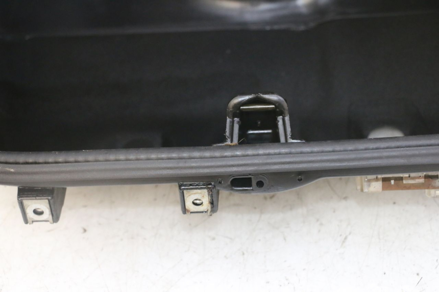 photo de KUFER POD SIEDZENIEM PIAGGIO SUPER LX 125 (2000 - 2003) - Stan powierzchni