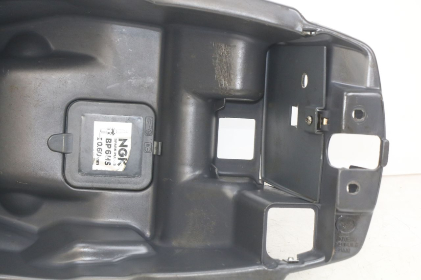 photo de KUFER POD SIEDZENIEM PEUGEOT SV 125 (1991 - 1994) - Stan powierzchni