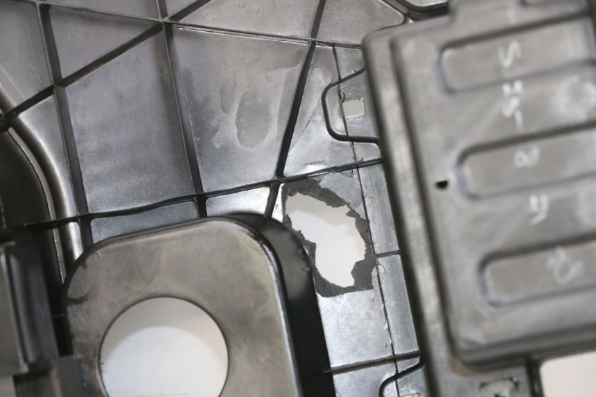 photo de KUFER POD SIEDZENIEM APRILIA SXR 50 (2021 - 2023) - Stan powierzchni