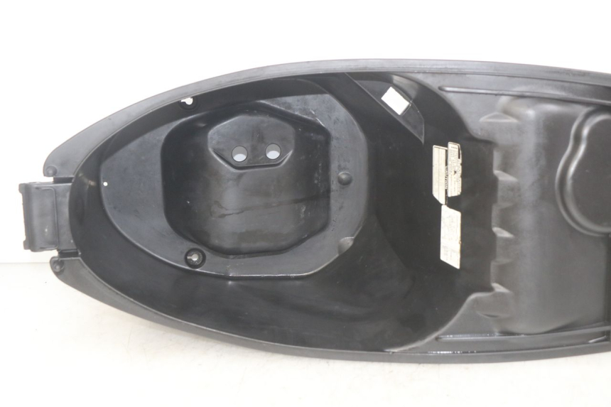 photo de KUFER POD SIEDZENIEM SYM SYMPHONY 125 (2009 - 2015) - Zbliżenie techniczne