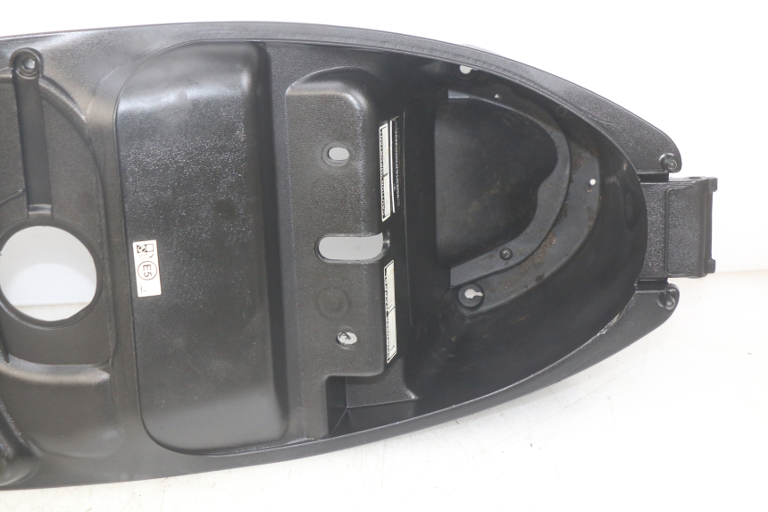 photo de KUFER POD SIEDZENIEM PEUGEOT TWEET 4T 50 (2018 - 2022) - Zoom stanu zużycia