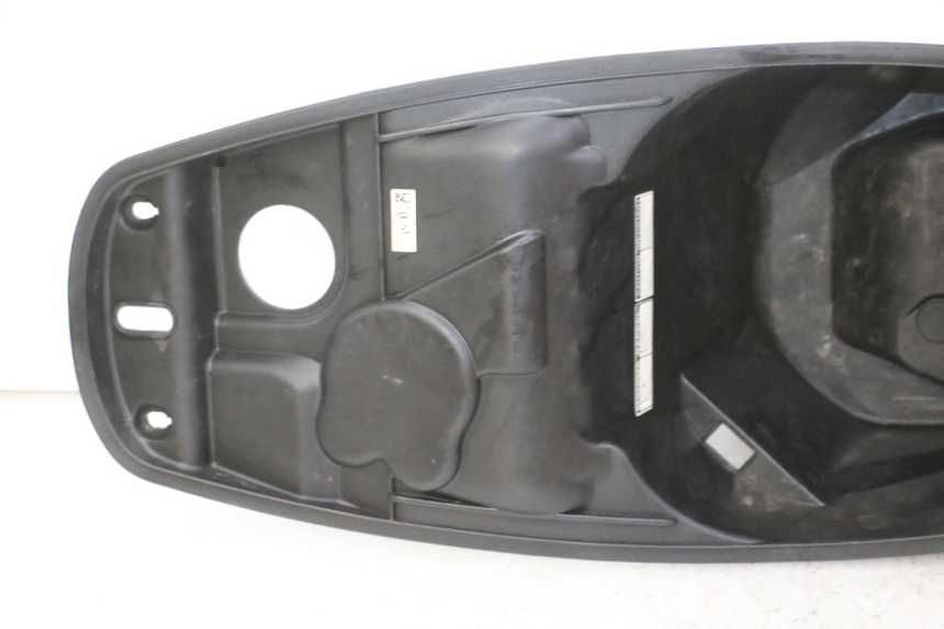 photo de KUFER POD SIEDZENIEM PEUGEOT TWEET 4T 50 (2018 - 2022) - Oznaczenia i referencje