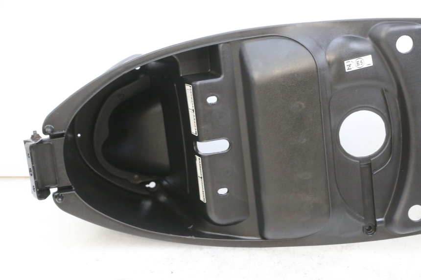 photo de KUFER POD SIEDZENIEM PEUGEOT TWEET PRO EFI 4T 50 (2021 - 2022) - Stan powierzchni