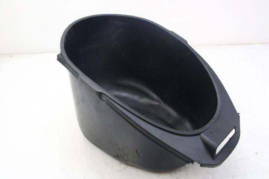 photo de KUFER POD SIEDZENIEM PIAGGIO VESPA SPRINT 2T 50 (2014 - 2018) - Zbliżenie techniczne