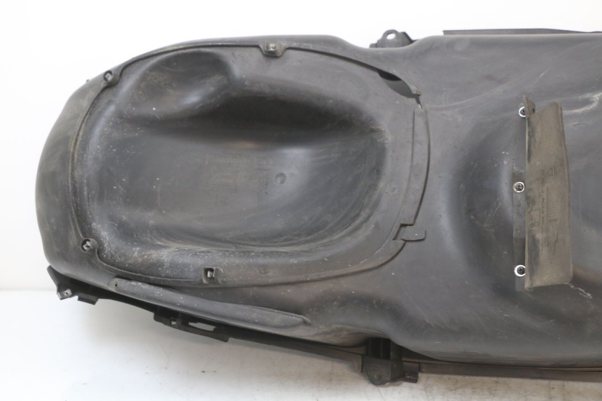 photo de KUFER POD SIEDZENIEM PIAGGIO X10 125 (2012 - 2017) - Szczegóły charakterystyczne