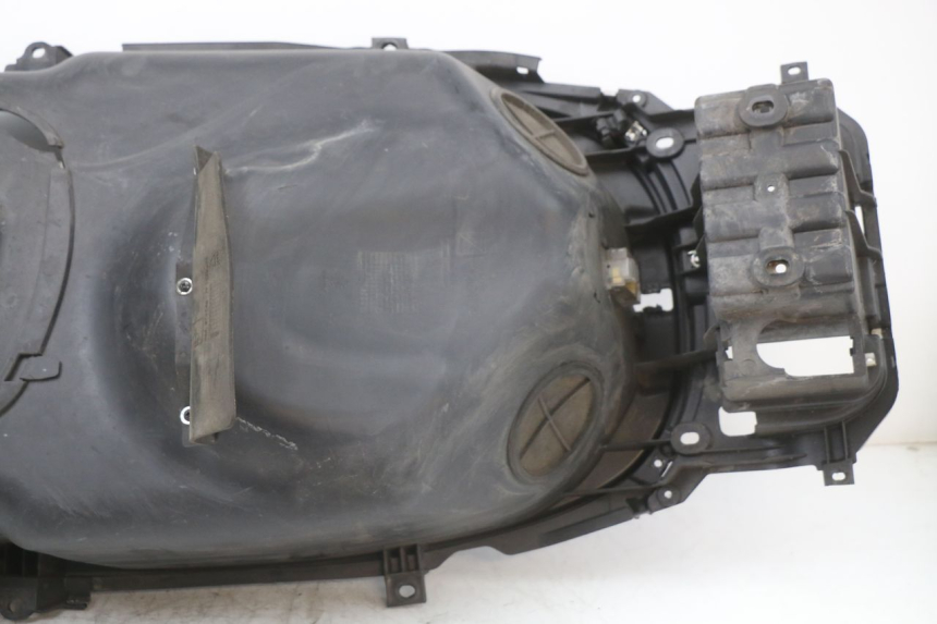 photo de KUFER POD SIEDZENIEM PIAGGIO X10 125 (2012 - 2017) - Zbliżenie komponentów
