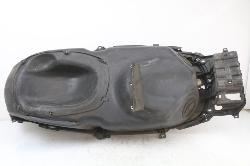 photo de KUFER POD SIEDZENIEM PIAGGIO X10 125 (2012 - 2017) - Zbliżenie techniczne