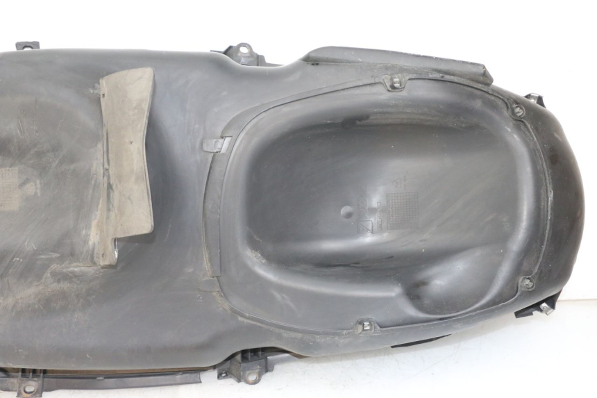 photo de KUFER POD SIEDZENIEM PIAGGIO X10 125 (2012 - 2017) - Zoom stanu zużycia