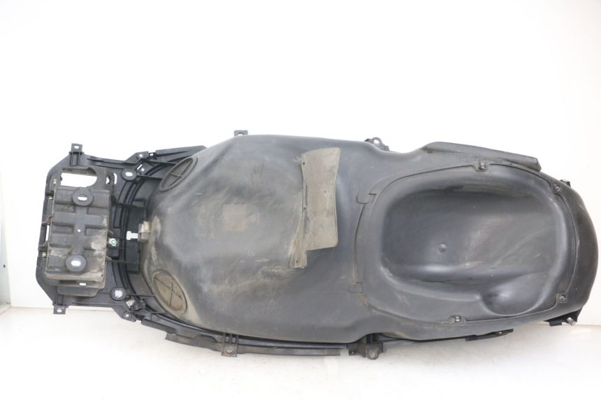 photo de KUFER POD SIEDZENIEM PIAGGIO X10 125 (2012 - 2017) - Zbliżenie techniczne