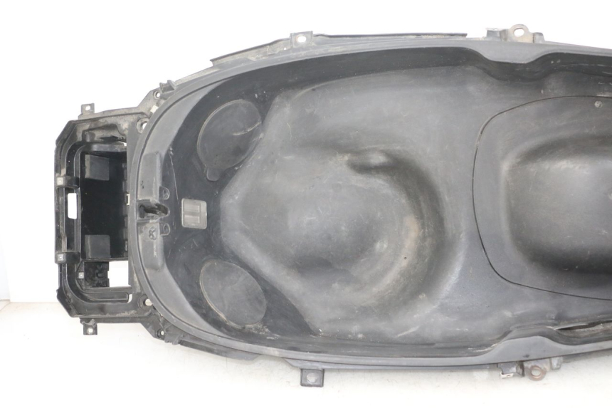 photo de KUFER POD SIEDZENIEM PIAGGIO X10 125 (2012 - 2017) - Oznaczenia i referencje