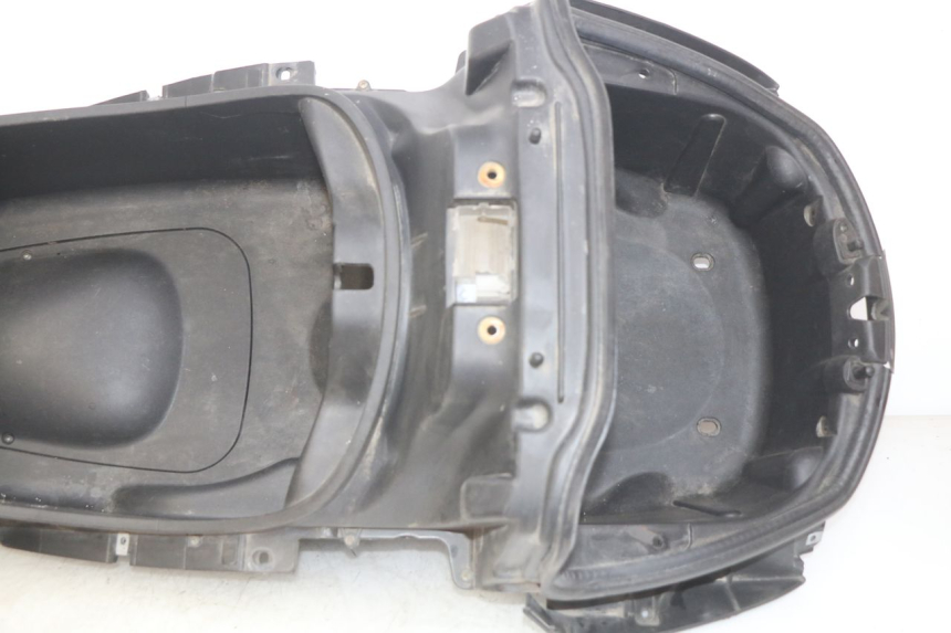 photo de KUFER POD SIEDZENIEM PIAGGIO X8 125 (2004 - 2007) - Punkty mocowania