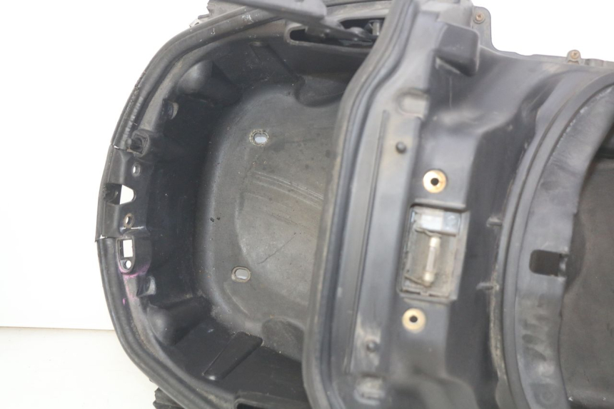 photo de KUFER POD SIEDZENIEM PIAGGIO XEVO - X EVO 125 (2007 - 2017) - Stan powierzchni