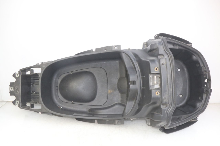 photo de KUFER POD SIEDZENIEM PIAGGIO XEVO - X EVO 125 (2007 - 2017) - Widok główny