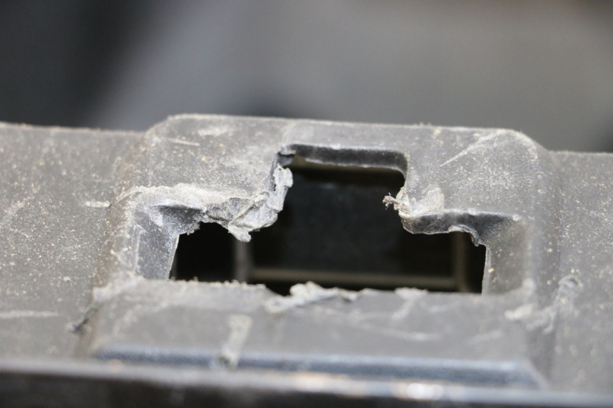 photo de KUFER POD SIEDZENIEM YAMAHA YE ZEST 50 (1992 - 1998) - Zoom stanu zużycia