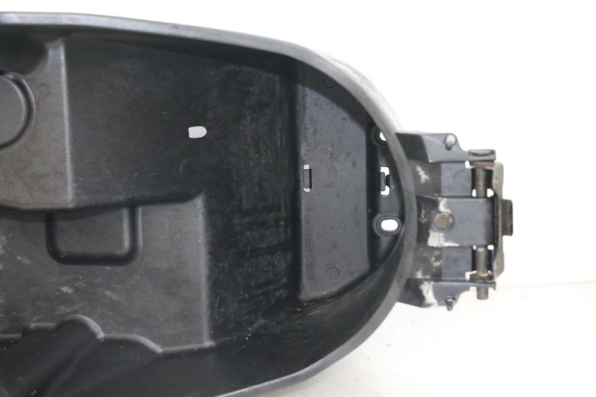 photo de KUFER POD SIEDZENIEM YAMAHA YP MAJESTY 125 (2002 - 2006) - Stan powierzchni