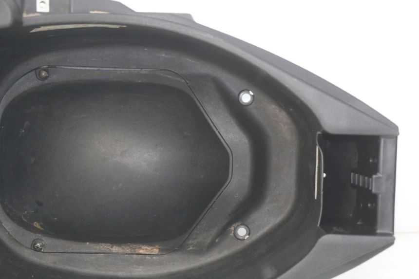 photo de KUFER POD SIEDZENIEM PIAGGIO ZIP 4T 50 (2018 - 2020) - Zbliżenie techniczne